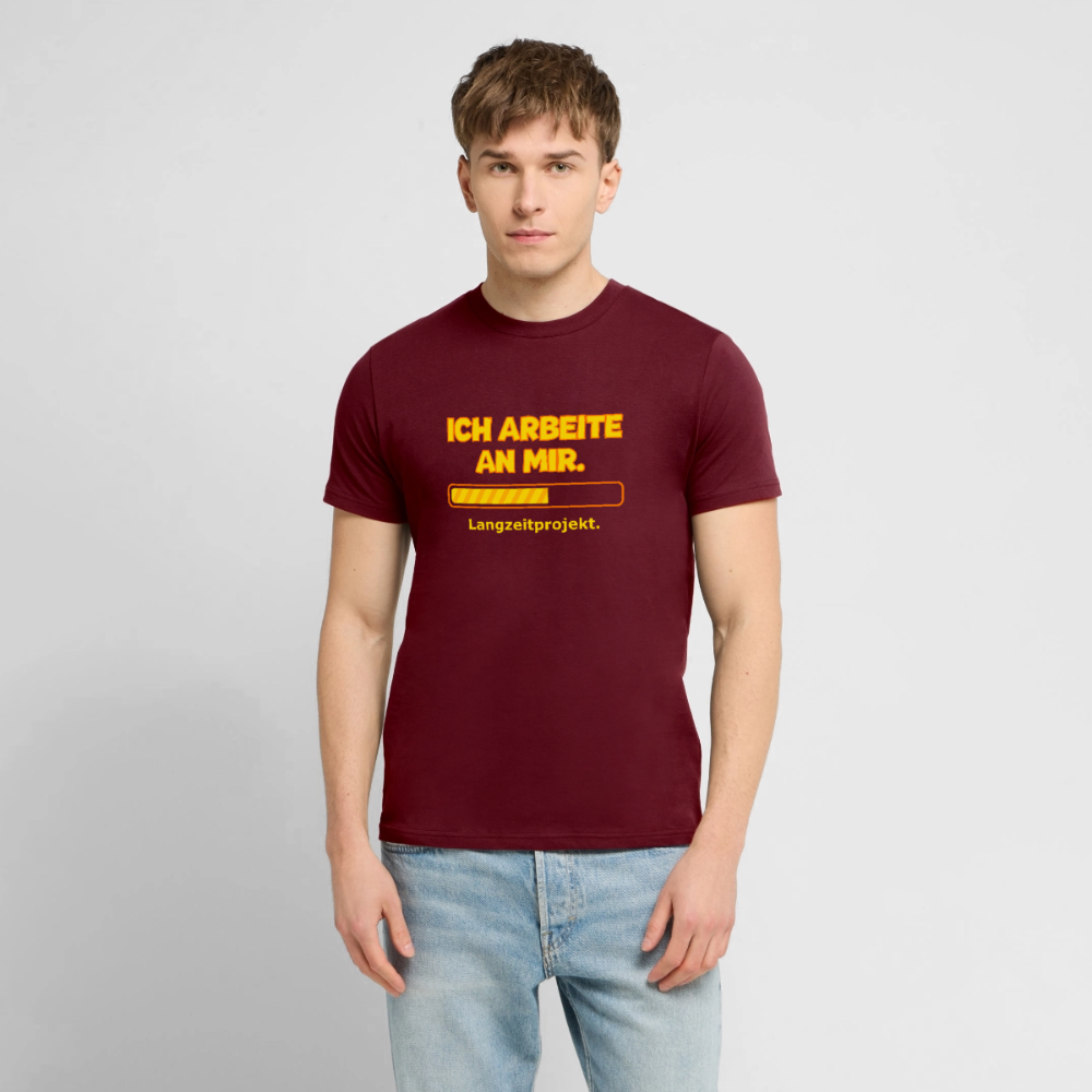 Ich arbeite an mir. T-Shirt - Burgunderrot