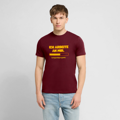 Ich arbeite an mir. T-Shirt - Burgunderrot