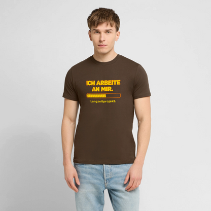 Ich arbeite an mir. T-Shirt - Dunkelbraun