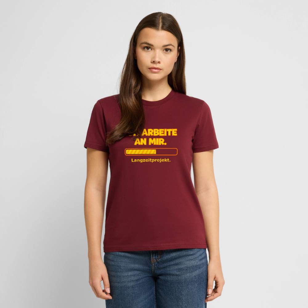 Ich arbeite an mir. T-Shirt - Burgunderrot