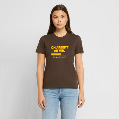 Ich arbeite an mir. T-Shirt - Dunkelbraun