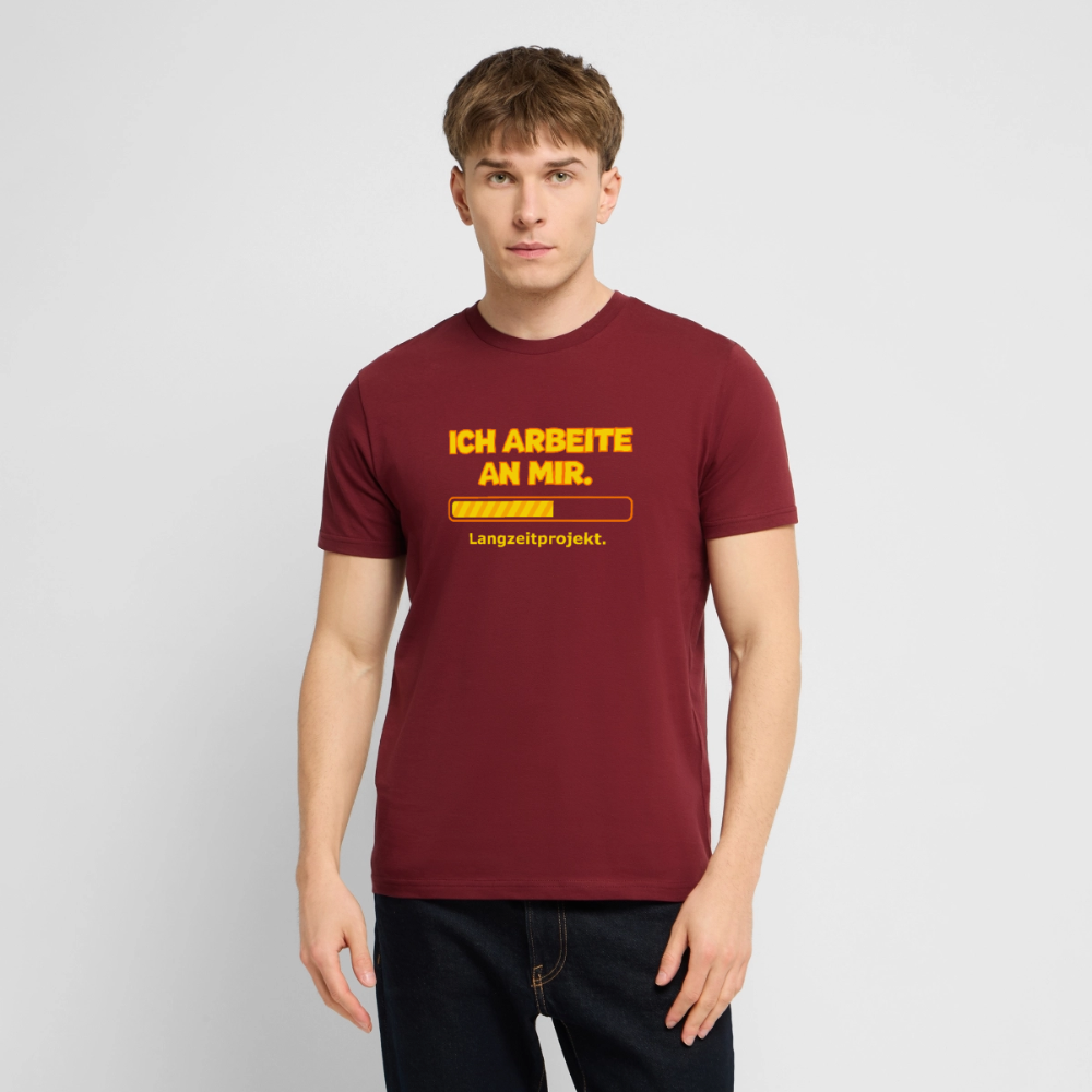 Ich arbeite an mir. T-Shirt - Burgunderrot