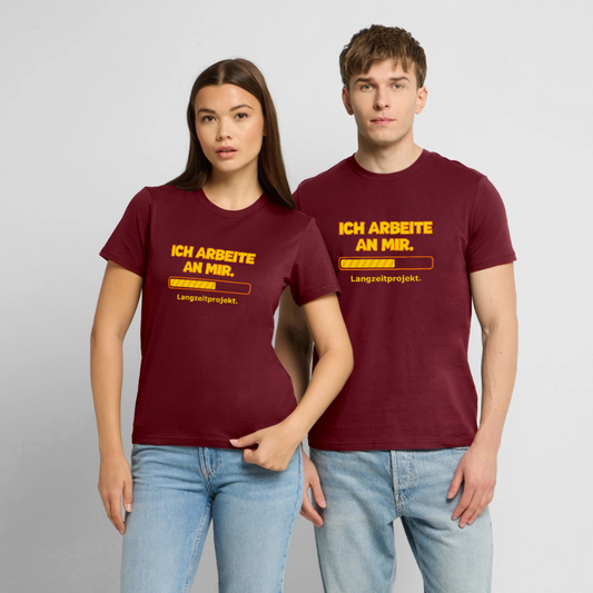 Ich arbeite an mir. T-Shirt - Burgunderrot