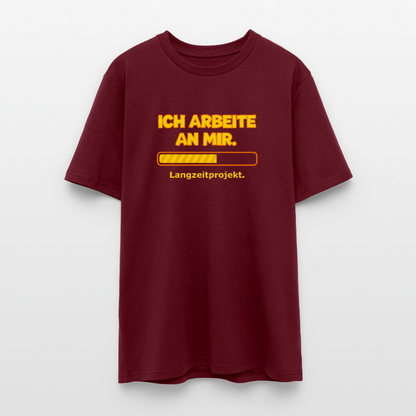 Ich arbeite an mir. T-Shirt - Burgunderrot