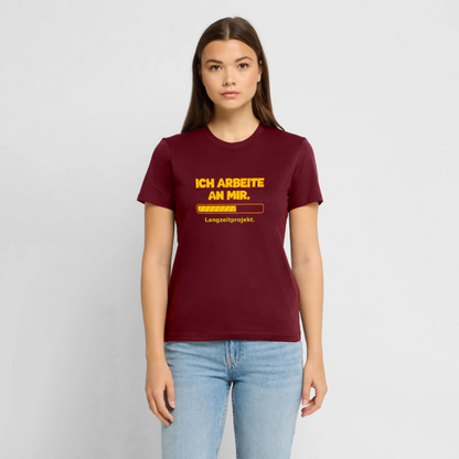 Ich arbeite an mir. T-Shirt - Burgunderrot